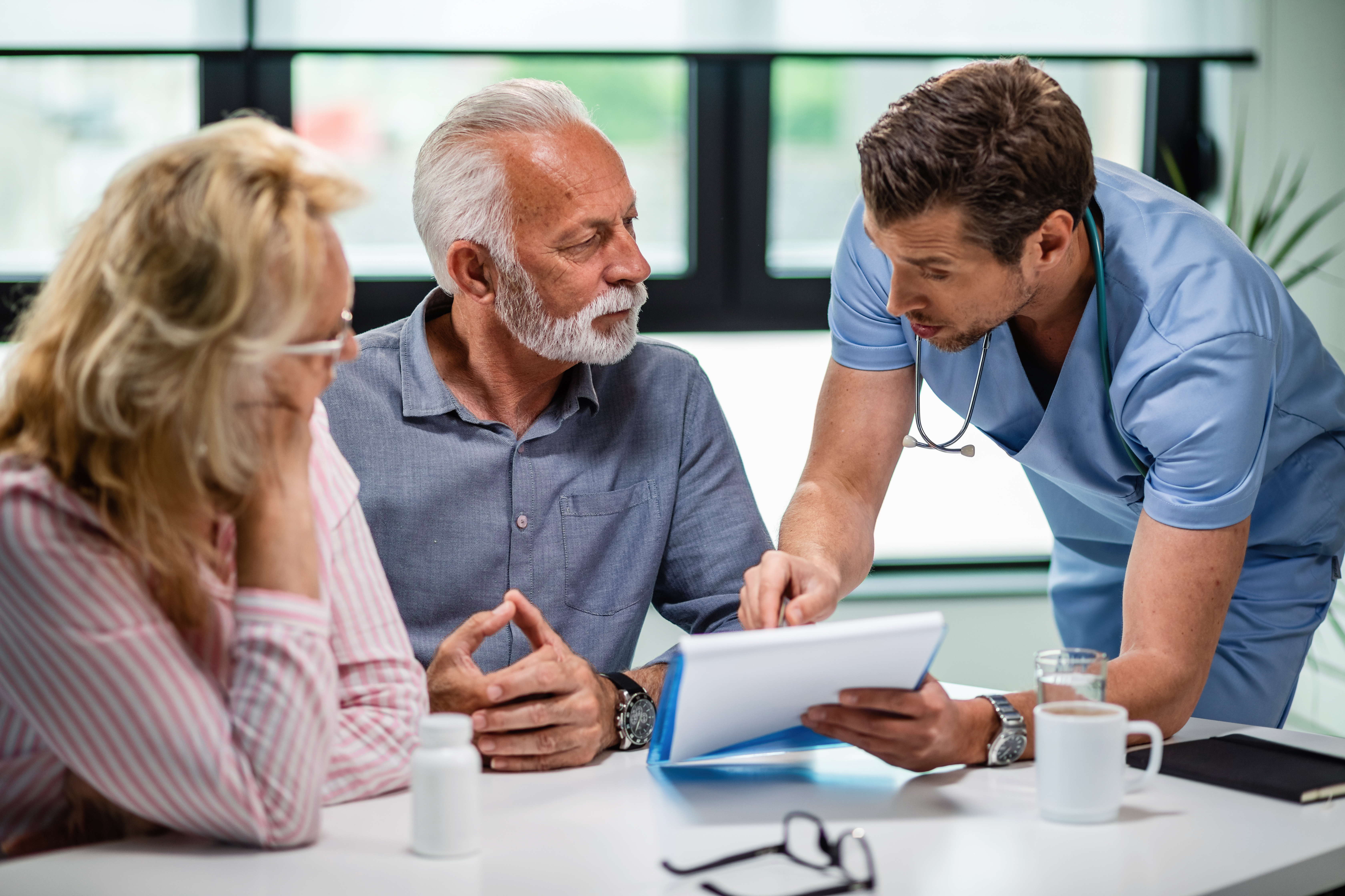 Arzt diskutiert über Ergebnisse und bietet Therapievorschläge an