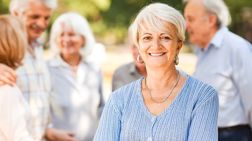 Eine Frau, die glücklich aussieht.