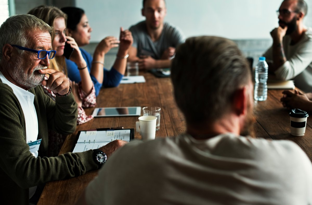 Älterer Herr auf einer Veranstaltung