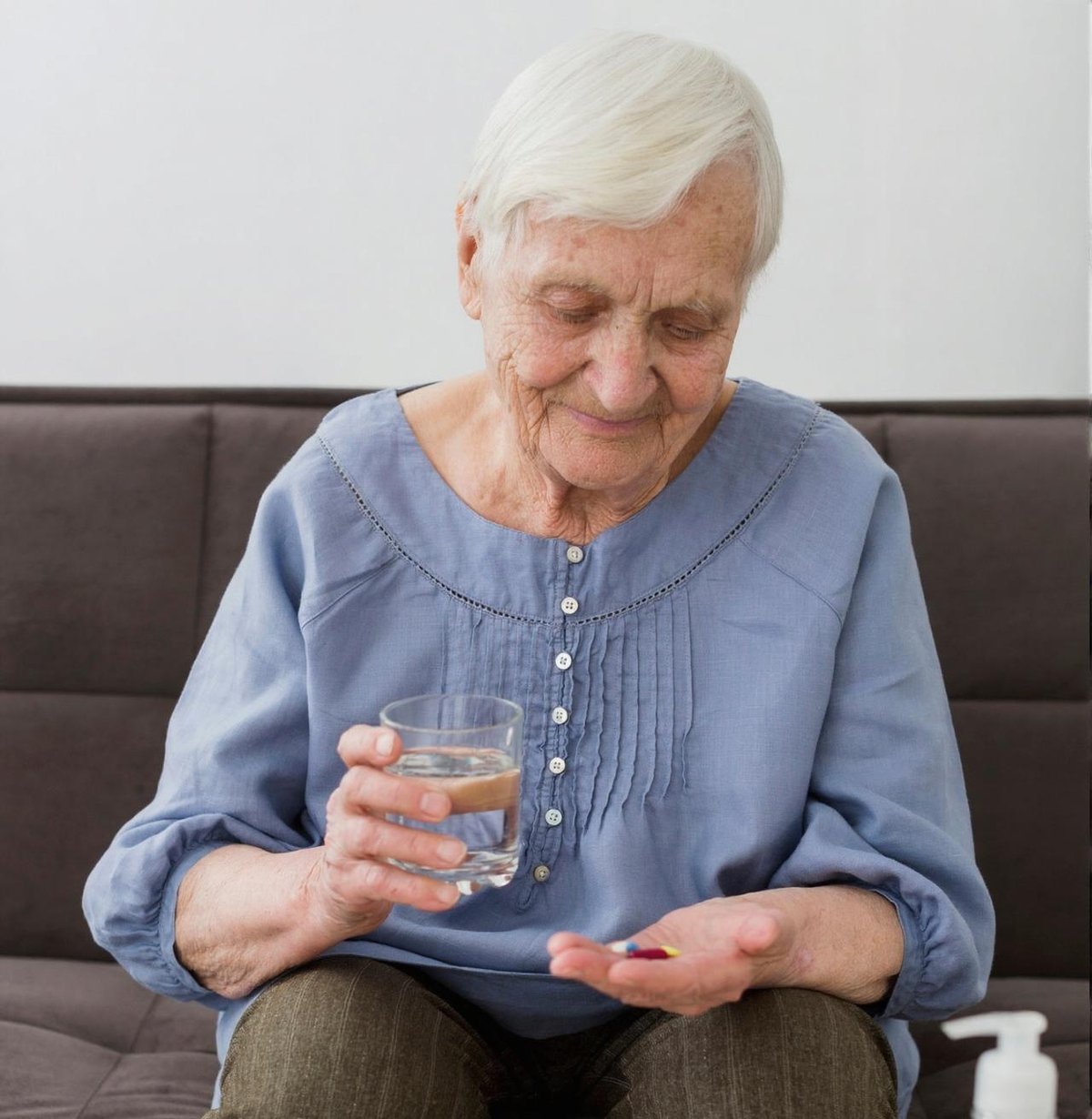 Ältere Person nimmt Medikamente