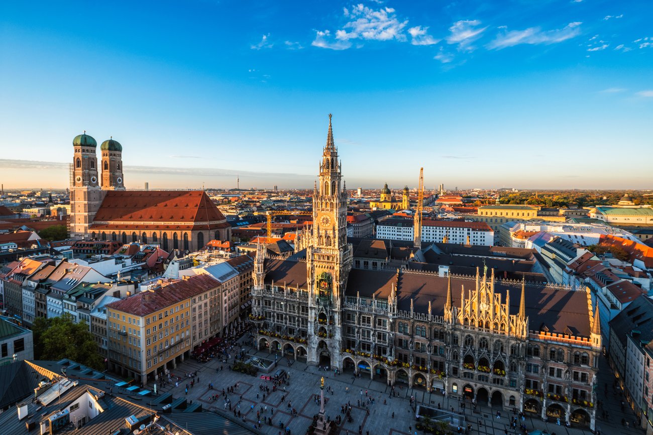 Panorama: Münchens Rathaus mit dem Marienplatz davor und der Frauenkirche im Hintergrund