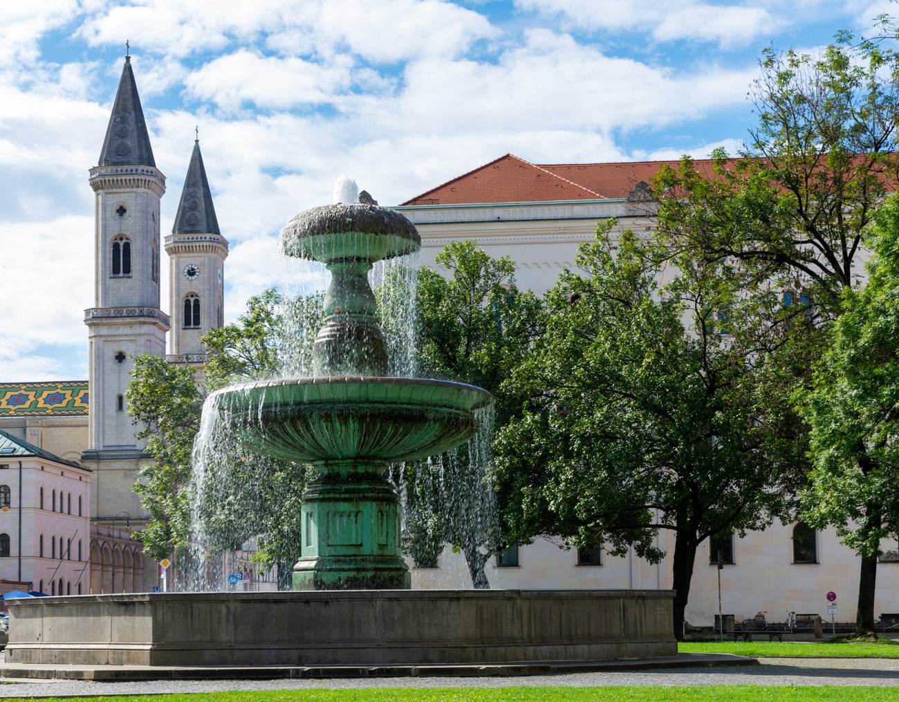 Historisch: Der Schalenbrunnen vor dem Haupteingang der Ludwig-Maximilians-Universität München am Geschwister-Scholl-Platz