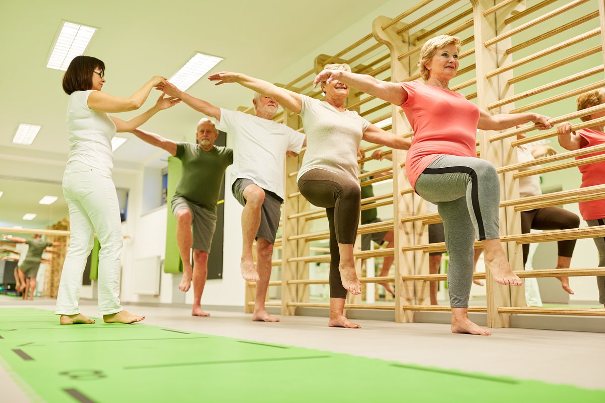 Trainierin betreut Trainingsgruppe