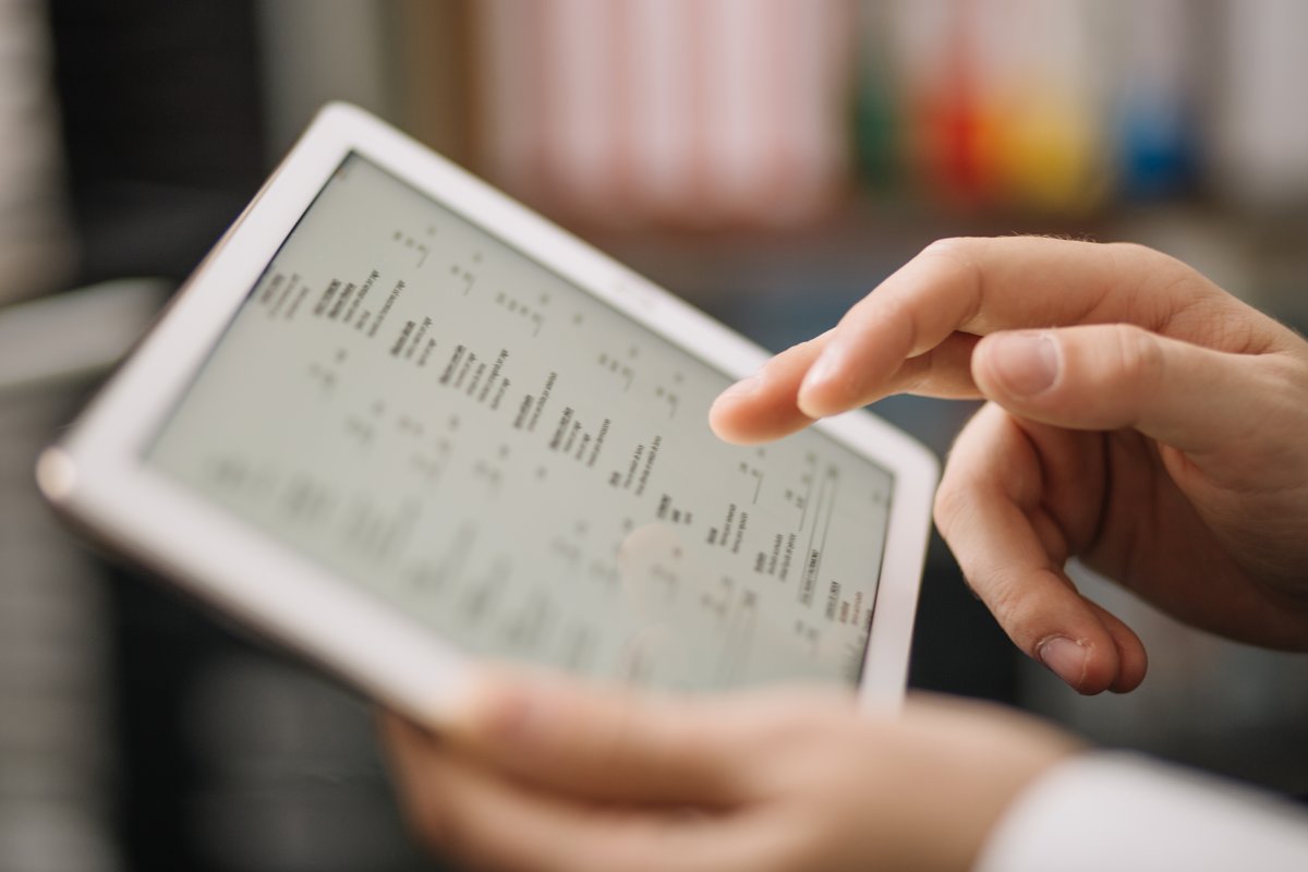 Darstellung eines Tablets auf denen Daten gelistet sind