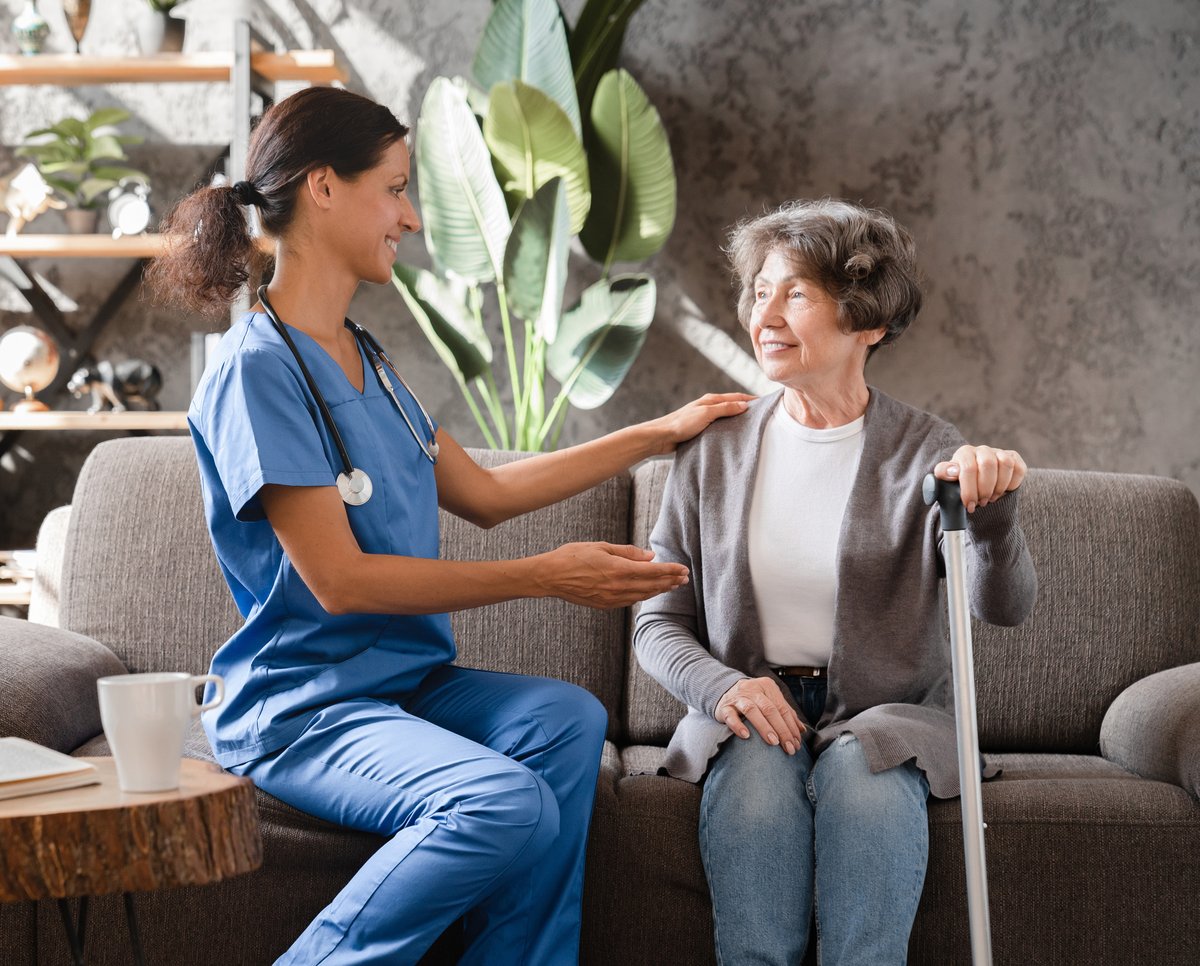 Junge Ärztin erklärt Patientin den Umgang mit Osteoporose